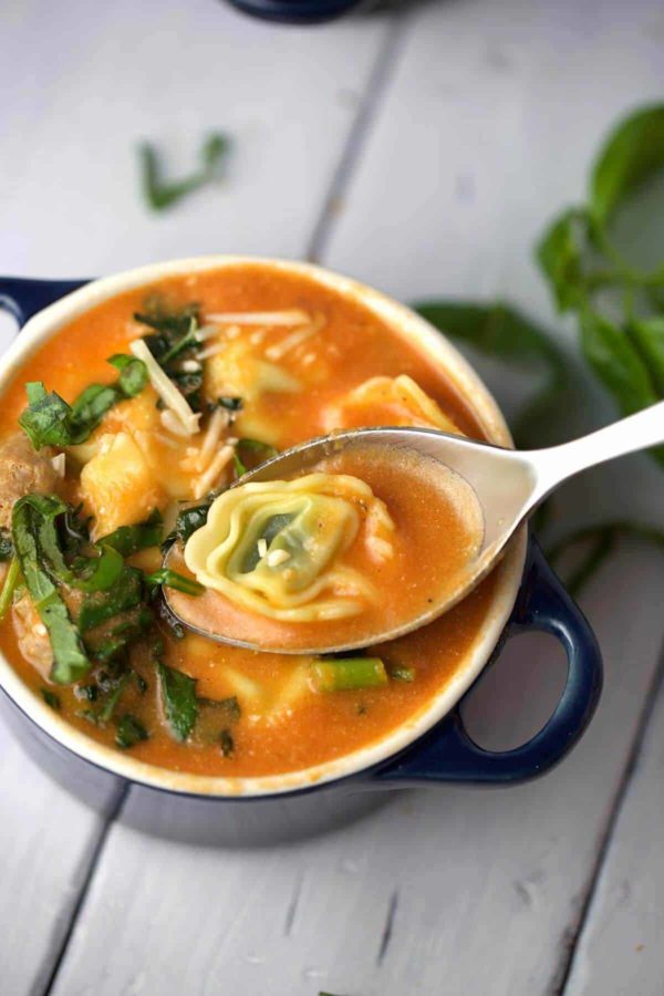 用勺子把意大利饺子从汤碗里舀出来