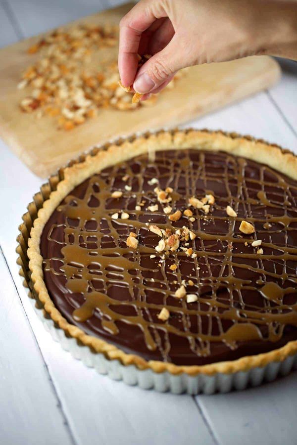 在巧克力馅饼上撒碎花生