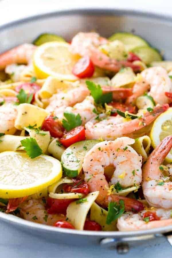 虾面团在炒锅用柠檬蒜酱和蔬菜