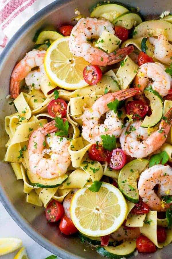 虾酱配方用柠檬蒜酱服务与西葫芦和西红柿