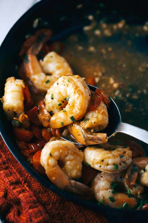 钢勺从铸铁煎锅里捞虾