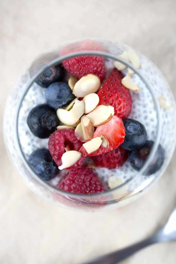 草莓,覆盆子和蓝色浆果在一个杯子种子布丁里面