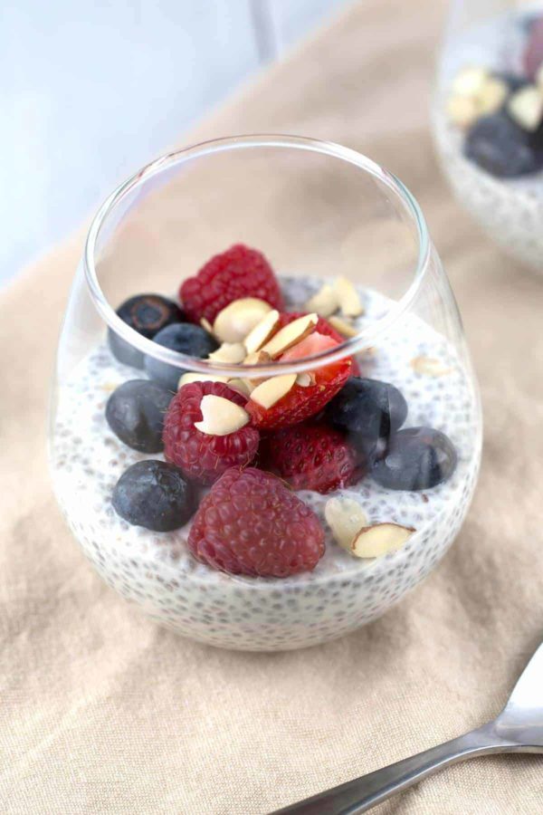 杯克茶种子布丁用果子和切片杏仁