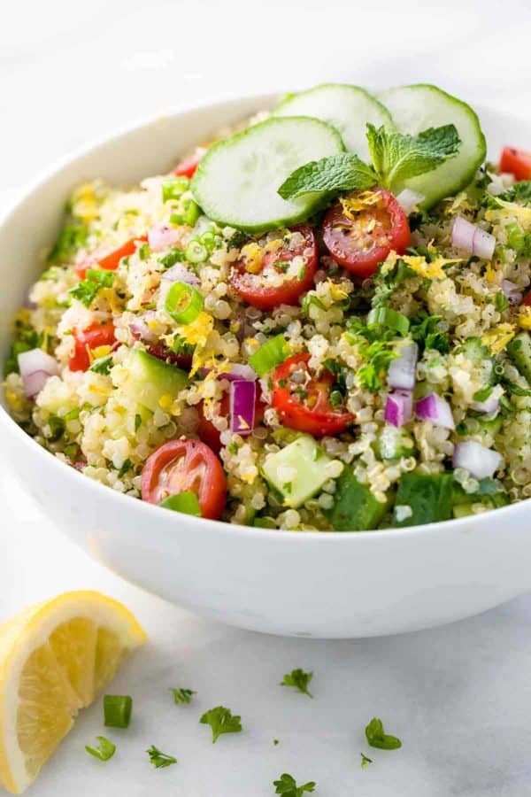 一碗藜麦塔博勒,上面放黄瓜片和小番茄