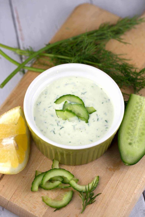 自制Tzatziki沙司非常适合与五香羊肉串一起食用