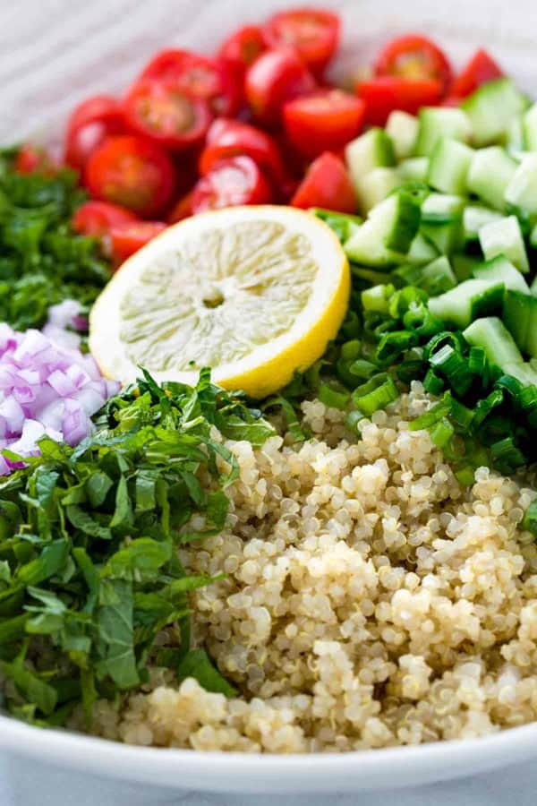 圣女果,香草,洋葱,藜麦放在碗里,中间是柠檬片