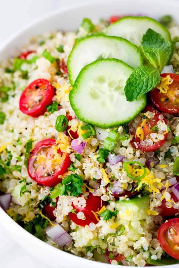 关闭显示奎奴亚藜的照片在一个白色服务碗的奎奴亚藜tabbouleh