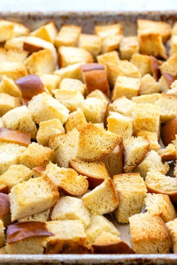 烤面包多维数据集在纸板上