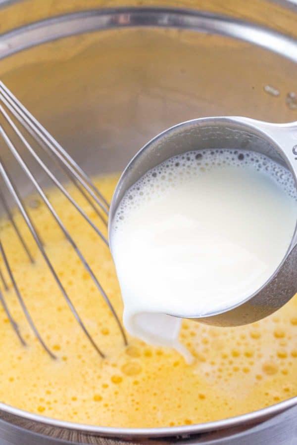 在鸡蛋混合物中加入牛奶