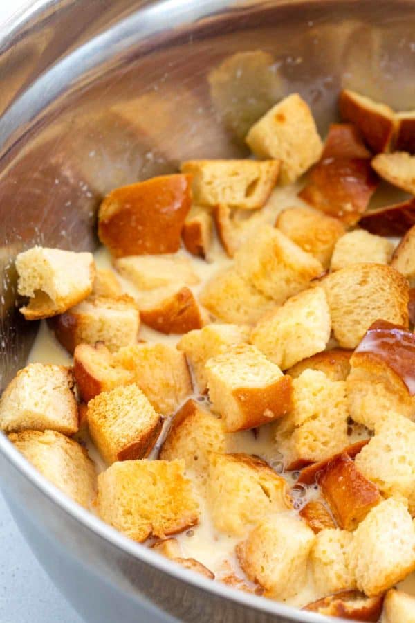 浸入乳蛋糕中的面包立方体