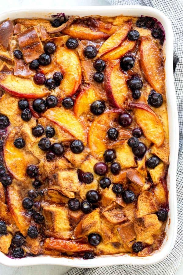 蓝莓和桃子面包布丁