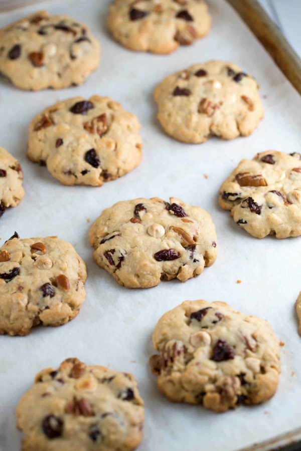 在烤板的白色巧克力樱桃曲奇饼