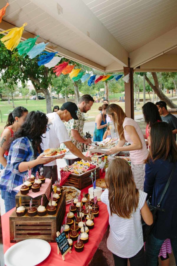 在詹姆斯生日派对上排队买食物