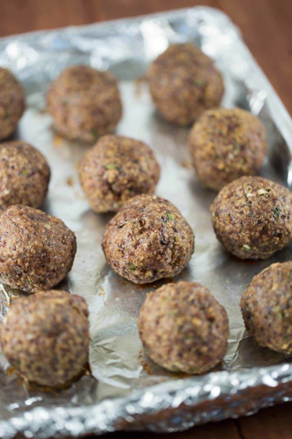 肉丸排在托盘上