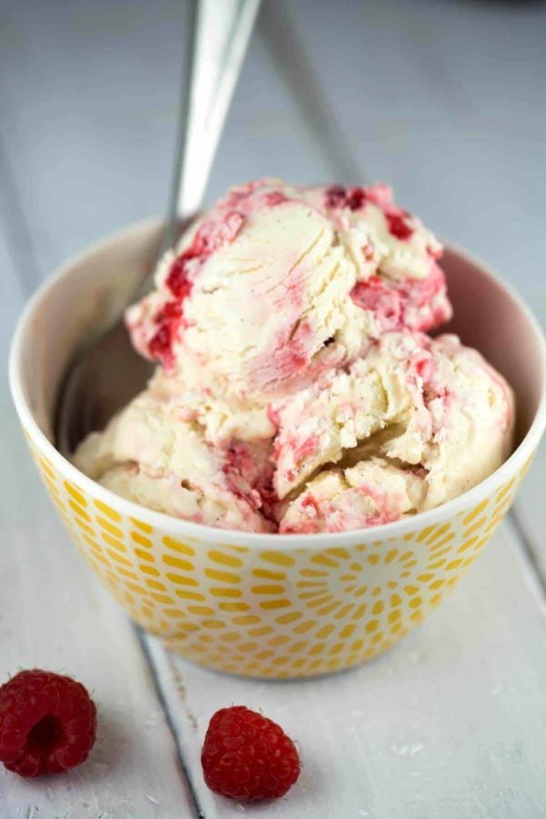 做你自己,没有搅拌覆盆子漩涡冰淇淋味