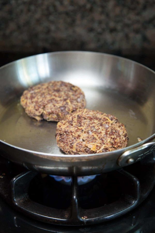 在煎锅中烹饪奎奴亚藜汉堡馅饼