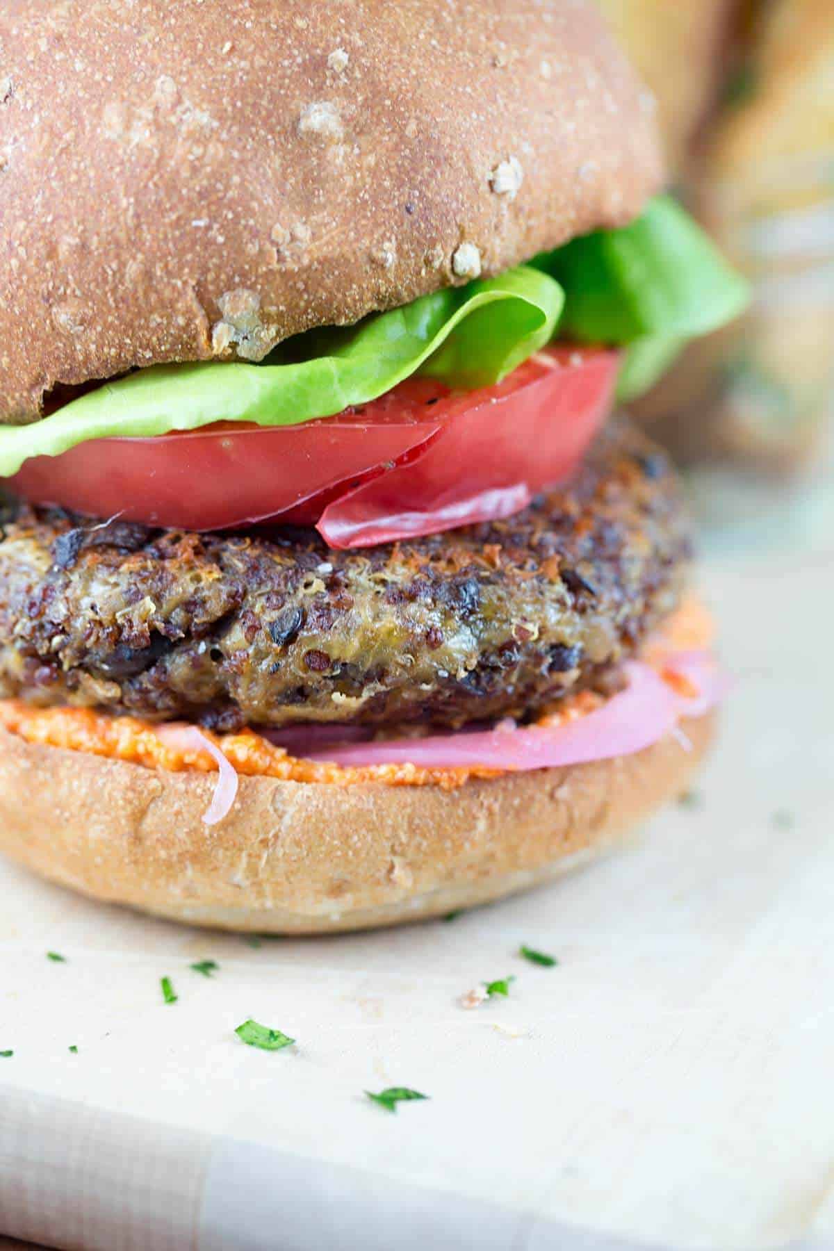 关闭用奎奴亚藜做的黑豆汉堡馅饼