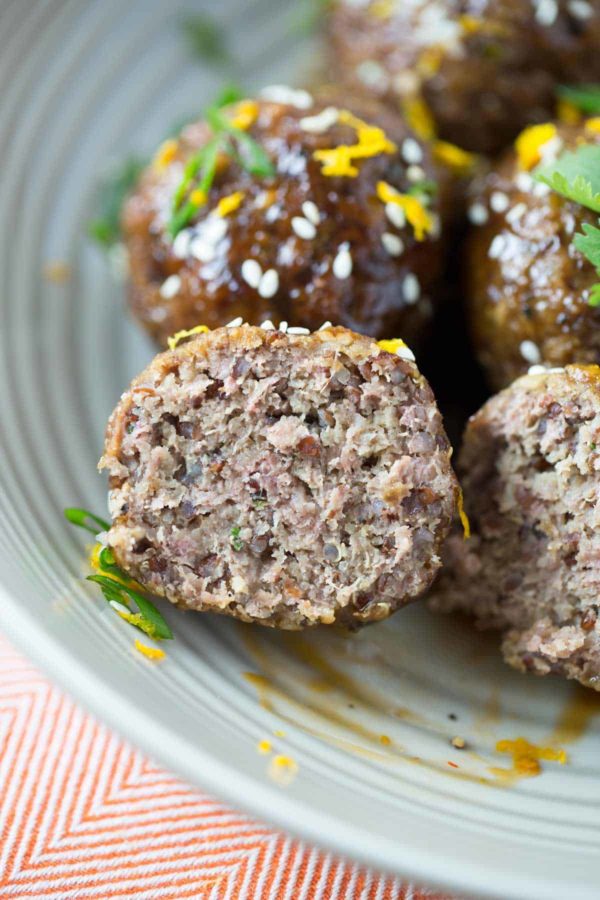 切成两半的肉丸,露出内部