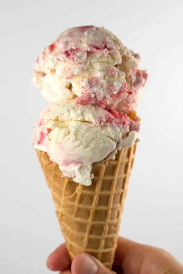 自制覆盆子味道无搅拌冰淇淋蛋筒两勺