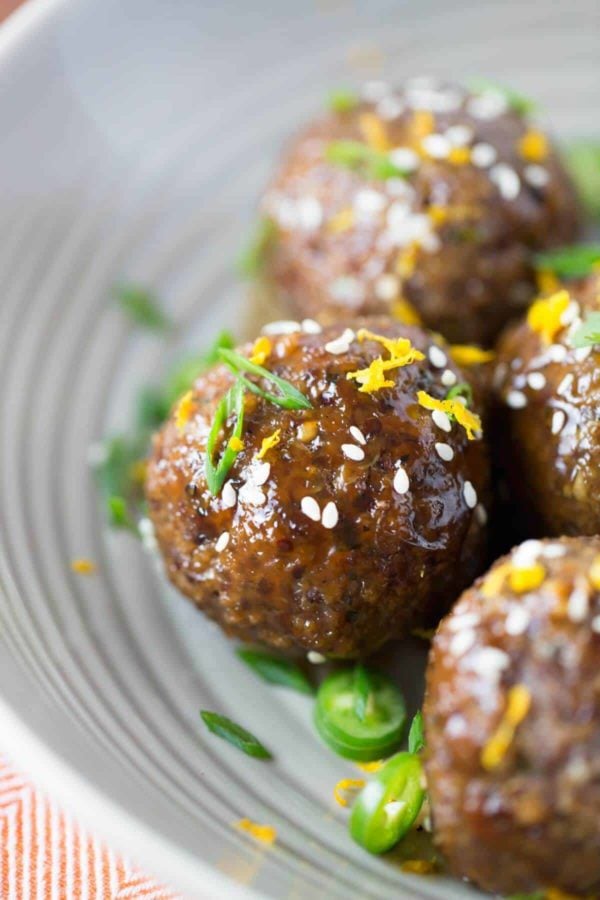 一个上面撒有柠檬皮和白芝麻的肉丸的特写