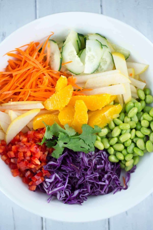 碗新鲜水果和蔬菜准备做沙拉