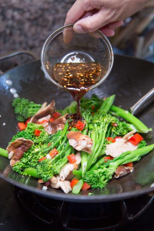 用红辣椒倒入红辣椒倒入炒锅的辣椒辣椒酱