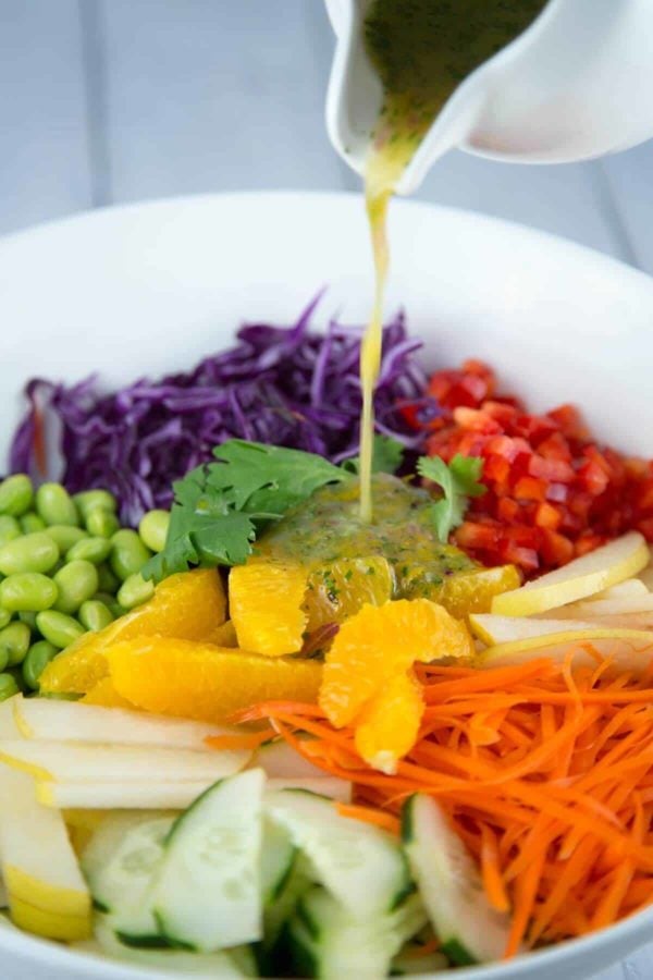 倾吐在亚洲梨沙拉的橙色姜