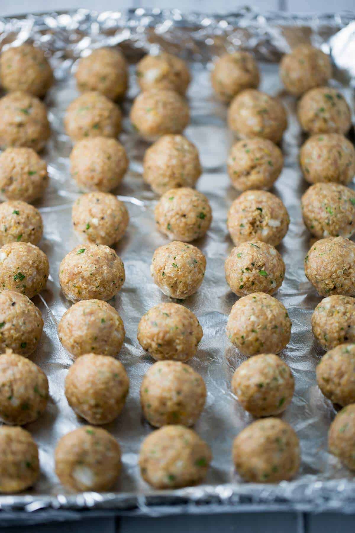 几个火鸡肉丸在烤板上准备好在烤箱里