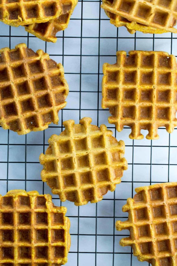 冷却架充满了新鲜煮熟的华夫饼