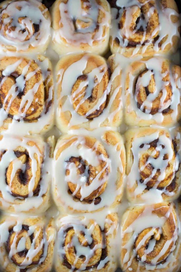 南瓜肉桂卷,上面有几层糖霜