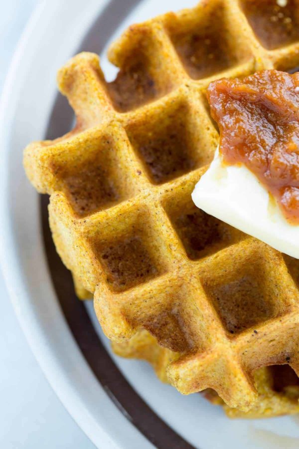 与黄油帕特和南瓜传播的新鲜的被烘烤的奶蛋烘饼