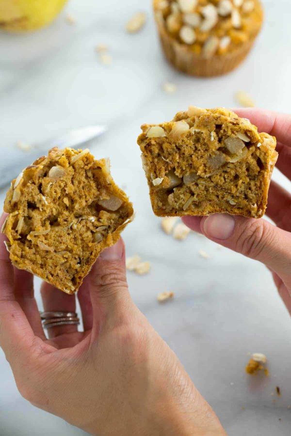 松饼在中间分开以揭开美味的内部