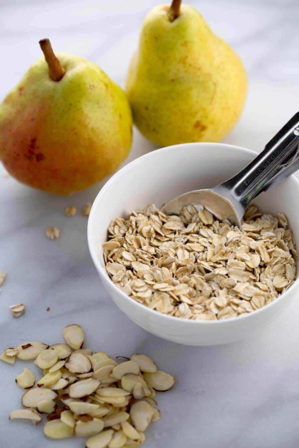 梨,燕麦和切片杏仁在桌子上