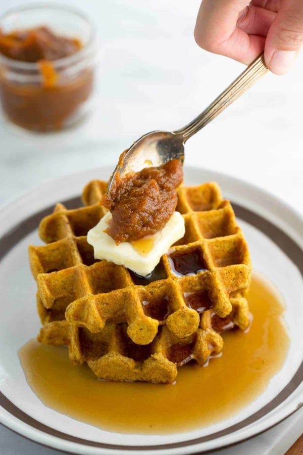 堆奶蛋烘饼用南瓜黄油在上面传播