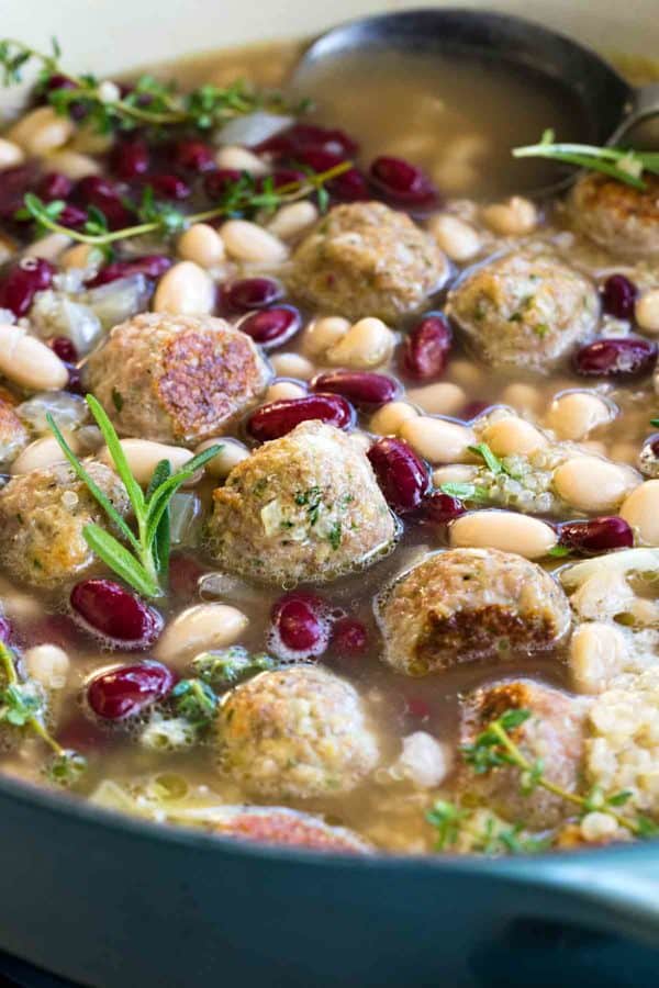 火鸡肉丸汤配方,是一顿丰盛而健康的大餐!蛋白质包装的藜麦,豆类和蔬菜给您的日常菜肴提供更多的营养。