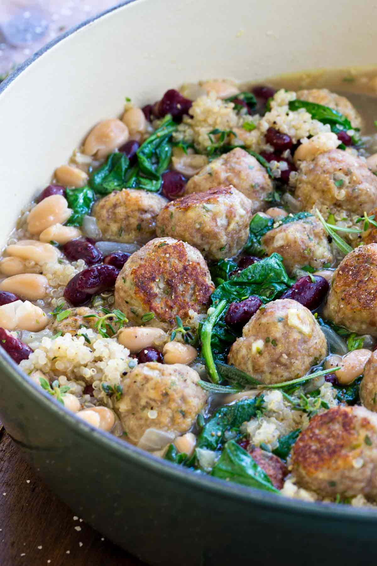 棕色的肉丸从烤箱里出来,现在在汤锅里慢炖