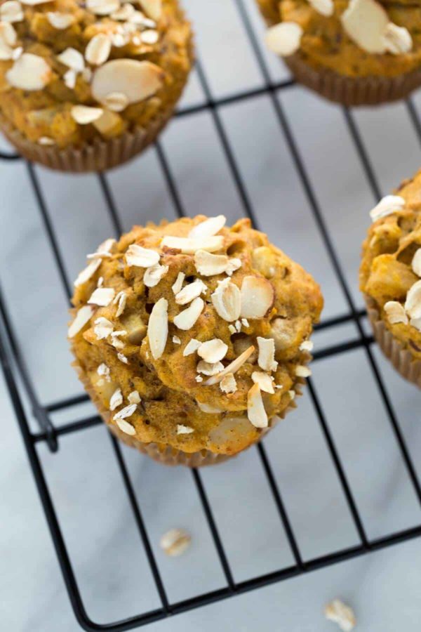 南瓜梨松饼冷却在铁丝架