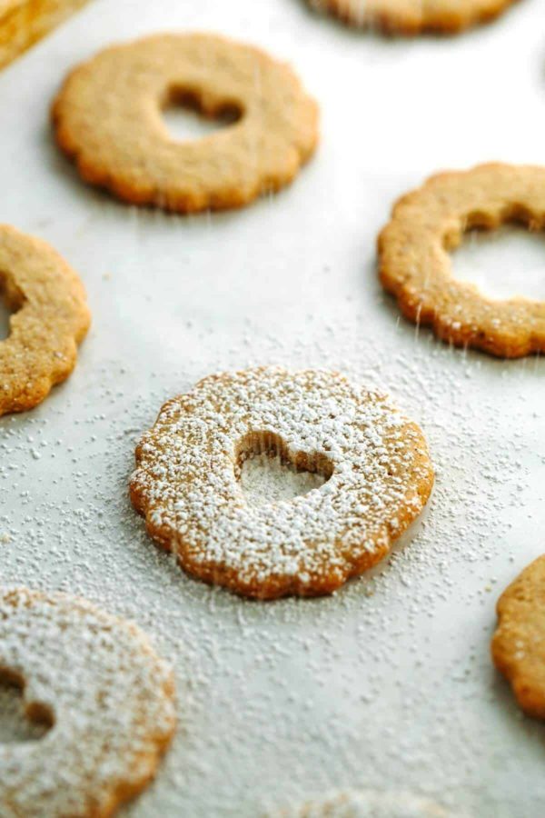 白色搽粉的糖被洒在纸内衬纸盘上的饼干