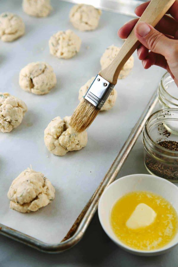 在饼干面团上刷牙