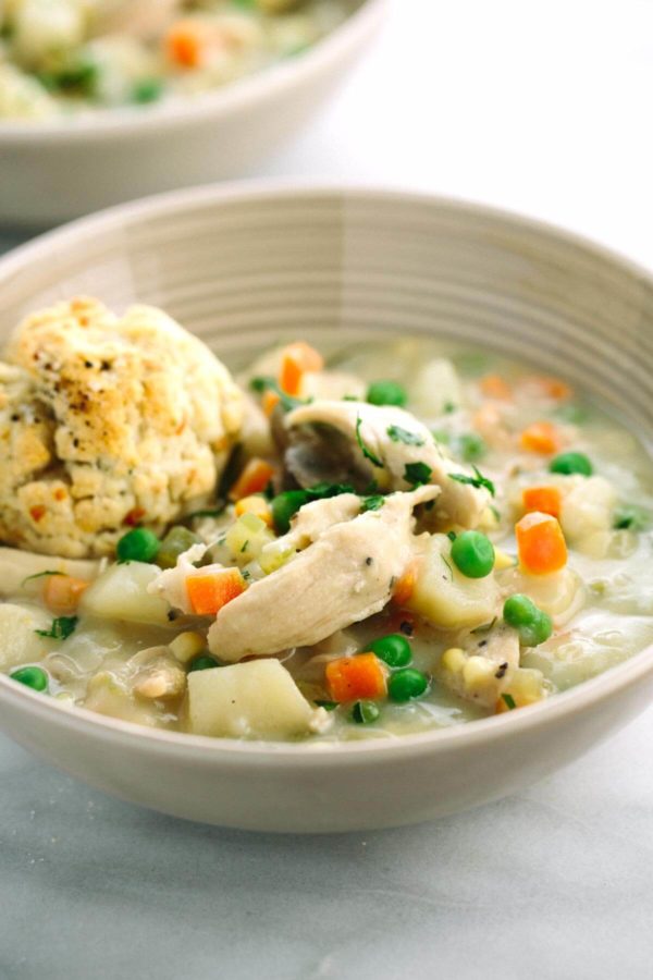 碗土耳其汤用豌豆和切成小块的红萝卜