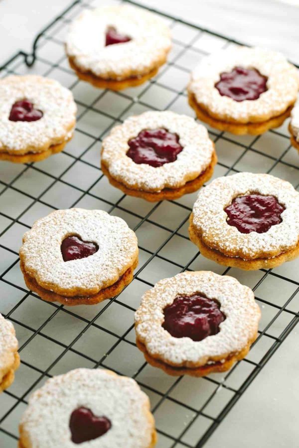 带蔓越莓酱填充的Linzer曲奇饼放在黑线架上