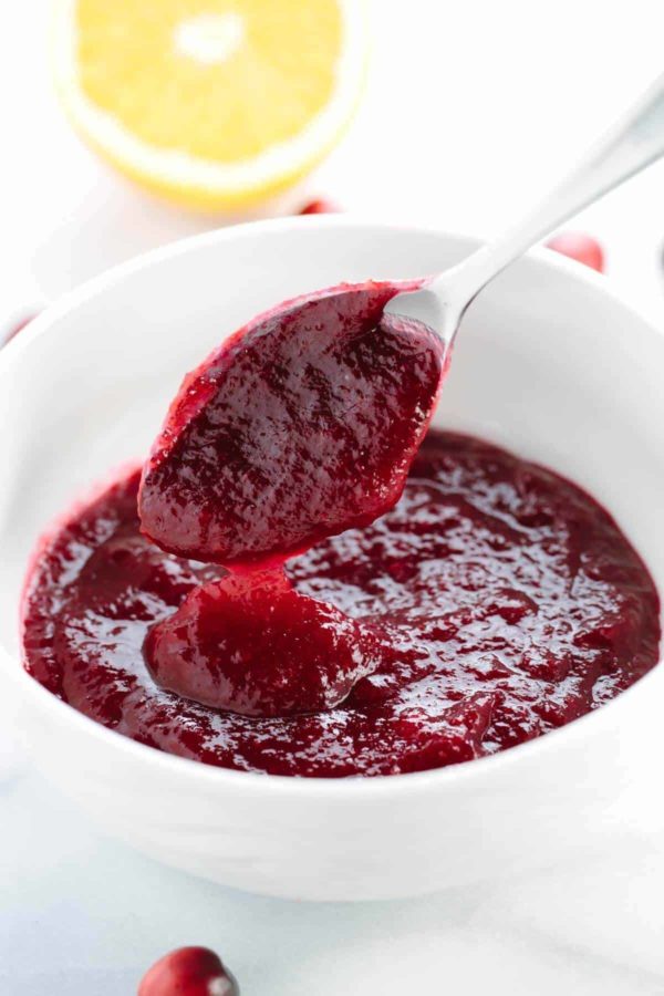 Linzer Cookie的蔓越莓和橙色果酱的混合物