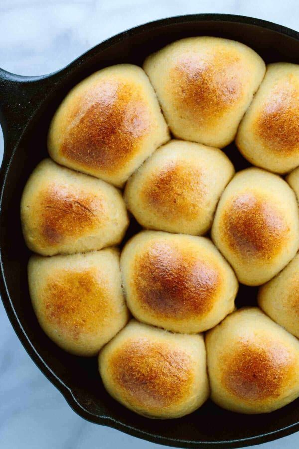 全麦晚餐卷煮在铸铁煎锅内