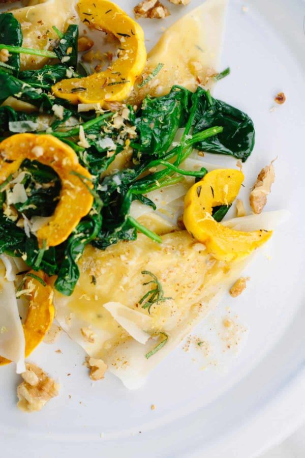 一盘有南瓜的意大利面