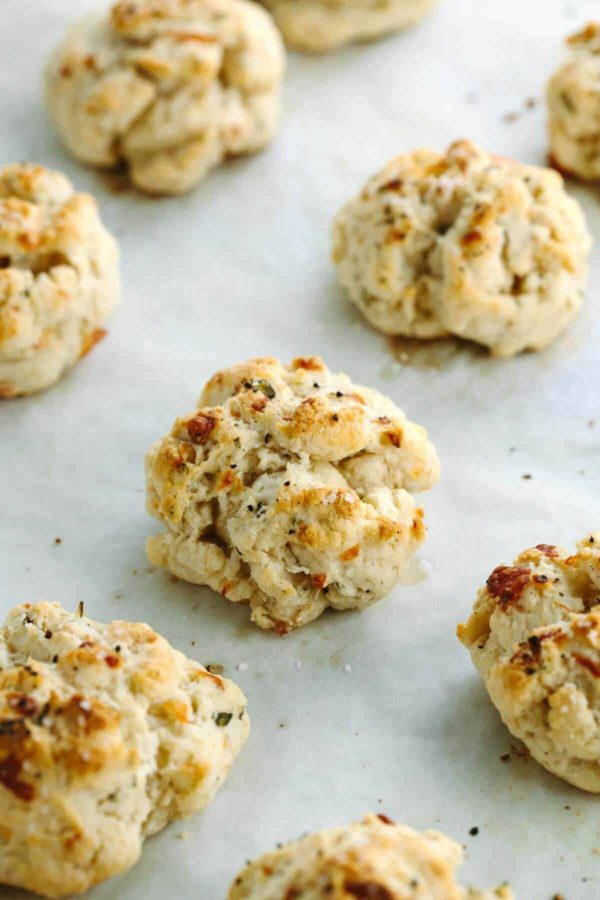 在羊皮纸衬里的纸盘上的烘烤的下落饼干