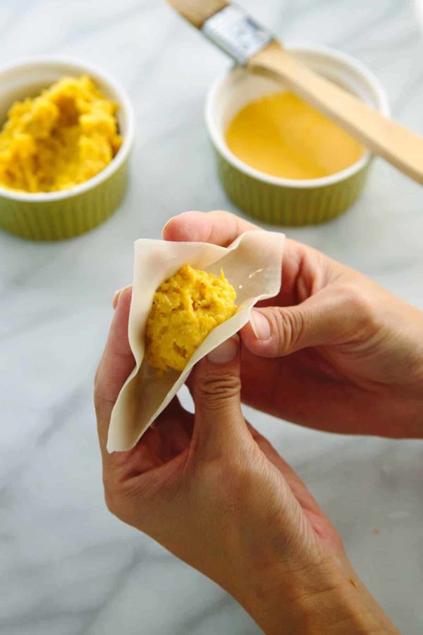 手指折叠南瓜馄饨皮