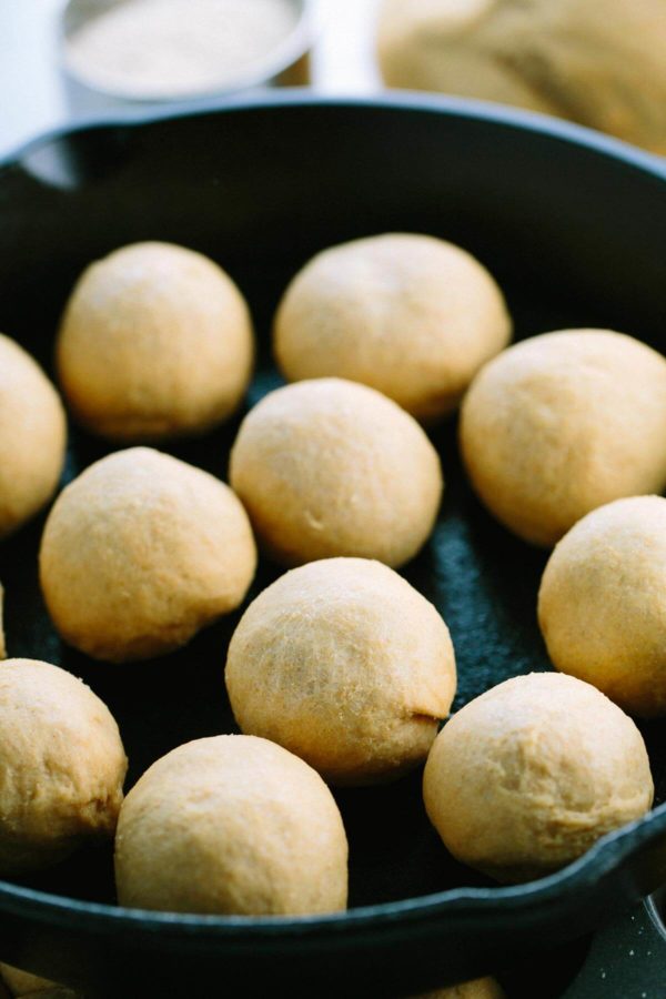 铸铁煎锅,里面有几个面团球