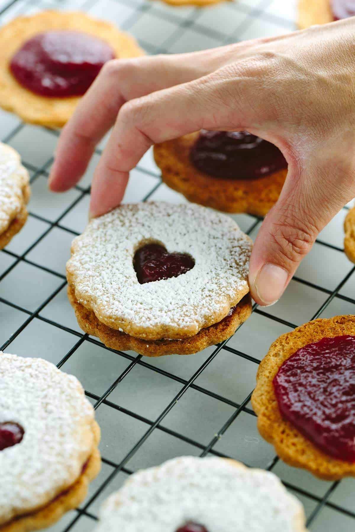手指将上半部分放在蔓越莓酱馅料上