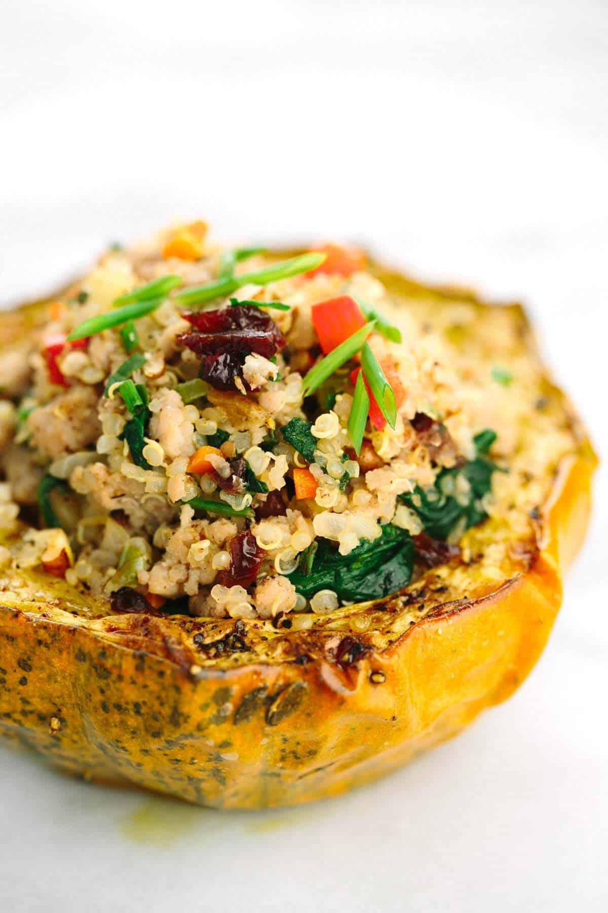 与地面土耳其的被塞满的橡子南瓜