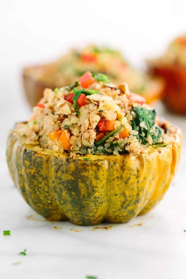 侧面的橡子南瓜装载火鸡奎奴亚藜馅